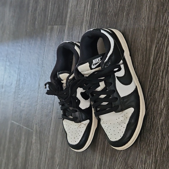 Nike Classic Black and White Low-Tops - Picture 3 of 6